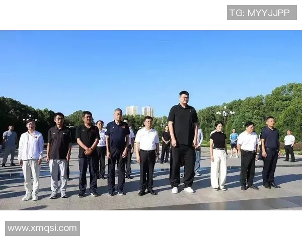 沈阳机场姚明现身引发热议粉丝争相合影留念展现篮球魅力